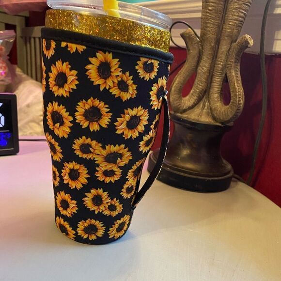 *NWOT* Sunflower Neoprene 32oz Tumbler Cup Cover w/ Handle - Picture 1 of 5